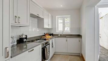 Oven, dishwasher, cookware/dishes/utensils