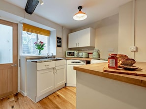 Oven, dishwasher, cookware/dishes/utensils - 2 Bed in Hereford (oc-91484) (Hay-on-Wye)