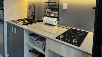 Frigobar, microondas, placa de cocina, cafetera/tetera