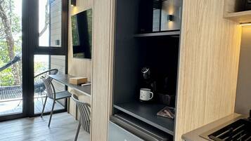 Minikylskåp, mikrovågsugn, spishäll och kaffe- och tebryggare