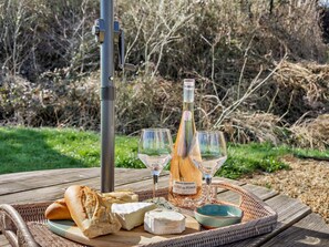 Outdoor dining - 1 Bed in Wrexham (oc-91509) (Pont-y-blew)