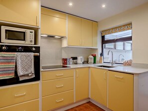 Oven, dishwasher, high chair, cookware/dishes/utensils - 2 Bed in King's Lynn (oc-91534) (Weasenham)