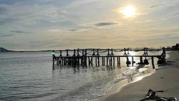 Am Strand, weißer Sandstrand, Cabañas (kostenlos), Liegestühle