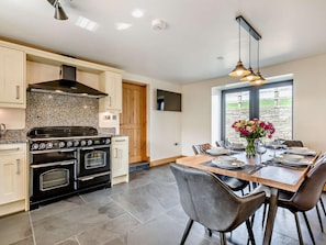Oven, dishwasher, high chair, cookware/dishes/utensils - 3 Bed in Holsworthy (oc-91601) (Clawton)