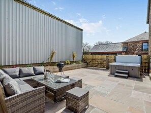 Outdoor dining - 3 Bed in Holsworthy (oc-91601) (Clawton)