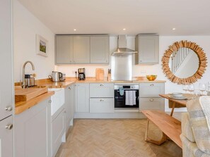 Oven, dishwasher, high chair, cookware/dishes/utensils - 1 Bed in Ilfracombe (oc-91651) (Ilfracombe)