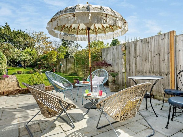 Outdoor dining - 2 Bed in Poole (oc-91757) (Poole)