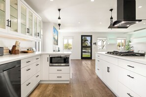 Coffee/tea maker, fridge, microwave, oven - Charming 3BR/2.5BA El Segundo Home w/ Hot Tub + W/D (El Segundo)
