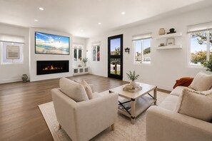 Smart TV, fireplace - Charming 3BR/2.5BA El Segundo Home w/ Hot Tub + W/D (El Segundo)