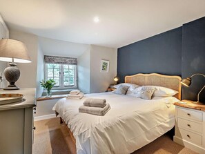 A bedroom with a bed, bedside lamps, a window with curtains, a bedside table with a lamp, and a wall-mounted picture. - 2 Bed in Banbury (oc-92008) (Hook Norton)