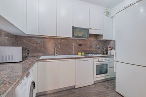 Coffee/tea maker, fridge, microwave, oven - 2-bedroom apartment • St. Paul's Basilica • Metro B, 600 meters • A/C (Roma)