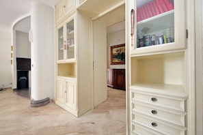 Interior - 2-bedroom apartment • St. Paul's Basilica • Metro B, 600 meters • A/C (Roma)