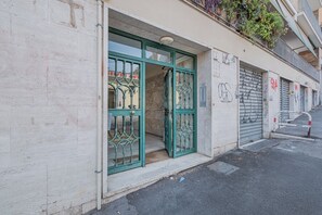 Exterior detail - 2-bedroom apartment • St. Paul's Basilica • Metro B, 600 meters • A/C (Roma)