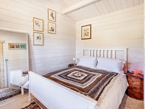 A bedroom with a white bed, a patterned rug, and framed artwork on the wall. - 1 Bed in Bristol (oc-91933) (Claverham)