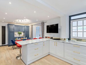 Oven, dishwasher, high chair, cookware/dishes/utensils - 3 Bed in Harrogate (oc-92158) (Harrogate)