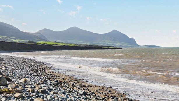 Beach - 2 Bed in Caernarfon (oc-92082) (Aberdesach)