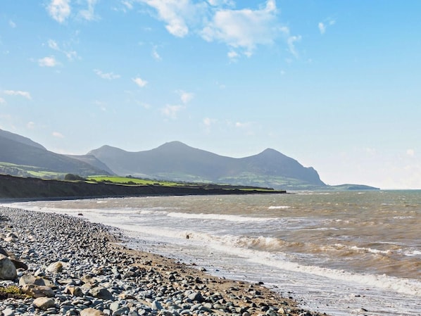 Beach - 2 Bed in Caernarfon (oc-92082) (Aberdesach)