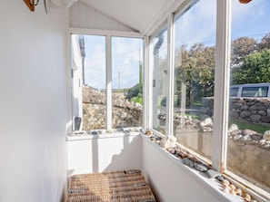 Interior - 2 Bed in Caernarfon (oc-92082) (Aberdesach)