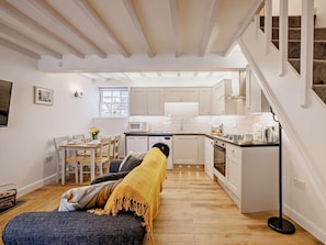 Oven, dishwasher, cookware/dishes/utensils - 2 Bed in Aberdovey (oc-91962) (Aberdovey)