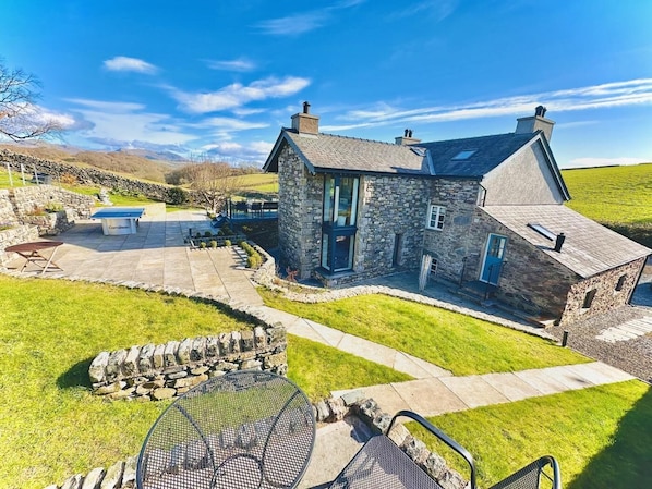 Outdoor dining - 6 Bed in Broughton-in-furness (oc-91943) (Kirkby Ireleth)