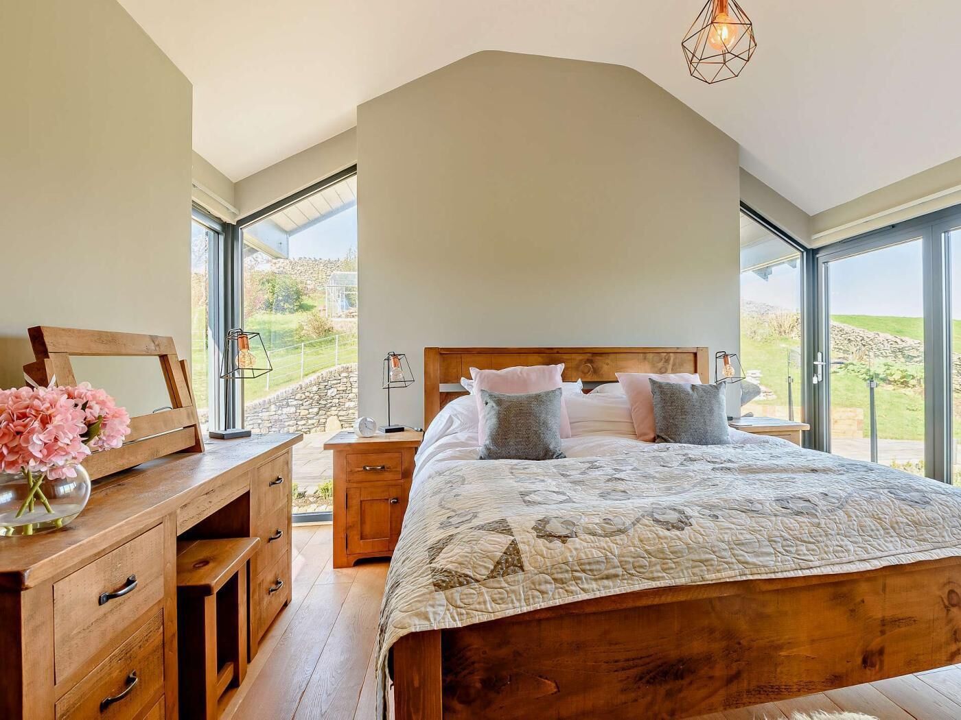 6 bedrooms, travel cot, free WiFi, bed sheets