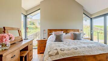 6 bedrooms, travel cot, free WiFi, bed sheets