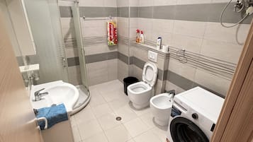 Asciugacapelli, asciugamani, sapone, carta igienica