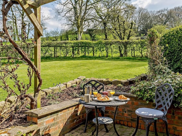 Outdoor dining - 1 Bed in Macclesfield (oc-91899) (Rushton Spencer)