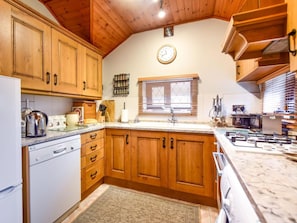 Oven, dishwasher, cookware/dishes/utensils - 1 Bed in Macclesfield (oc-91899) (Rushton Spencer)