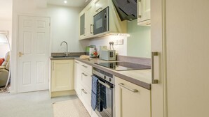 Cocina compacta con microondas, tostadora y horno.