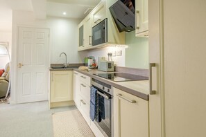 Oven, dishwasher, cookware/dishes/utensils - 1 Bed in Ambleside (oc-92317) (Ambleside)