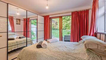 1 bedroom, iron/ironing board, WiFi (free), bed sheets