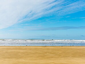 A beach with a clear sky and waves. - 2 Bed in Bideford (oc-91694) (Westward Ho!)