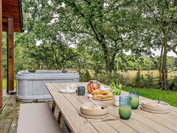 Outdoor dining - 2 Bed in Swansea (oc-91726) (Upper Killay)