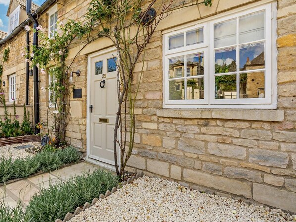Exterior detail - 1 Bed in Stamford (oc-92406) (Ketton)