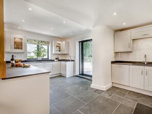 Oven, dishwasher, high chair, cookware/dishes/utensils - 4 Bed in Bude (oc-91927) (Hobbacott)