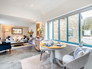 TV, fireplace - 3 Bed in Leominster (oc-91926) (Yarpole)