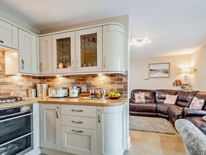 Oven, dishwasher, cookware/dishes/utensils - 2 Bed in Cockermouth (oc-91920) (Cockermouth)