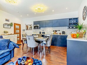 Oven, dishwasher, cookware/dishes/utensils - 1 Bed in Whitby (oc-91995) (Whitby)