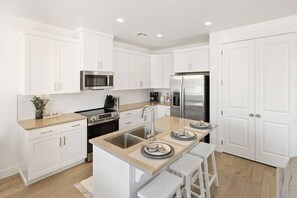 Private kitchen - Heated Pool, PickleBall - New & Beautiful - Save Today (Washington)