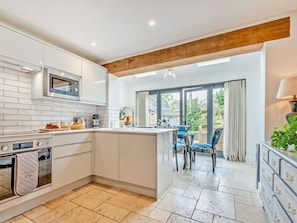 Oven, dishwasher, cookware/dishes/utensils - 2 Bed in Cheltenham (oc-92086) (Lower Swell)