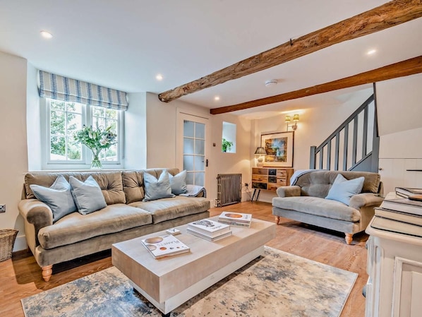 TV, fireplace - 2 Bed in Cheltenham (oc-92086) (Lower Swell)
