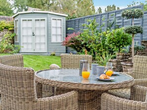 Outdoor dining - 2 Bed in Cheltenham (oc-92086) (Lower Swell)