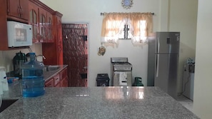 Private kitchen - Cozy  2-bedroom apartment in Georgetown with AC (Georgetown)