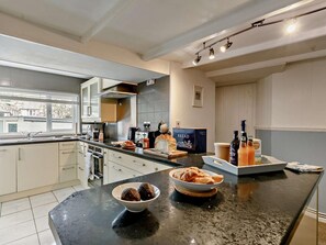 Oven, dishwasher, high chair, cookware/dishes/utensils - 3 Bed in Looe (oc-92273) (Polperro)