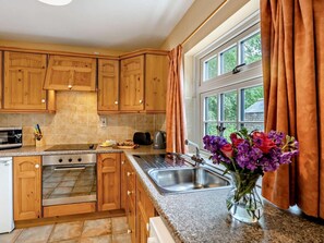 Oven, dishwasher, high chair, cookware/dishes/utensils - 2 Bed in Alford (oc-92252) (Rigsby)