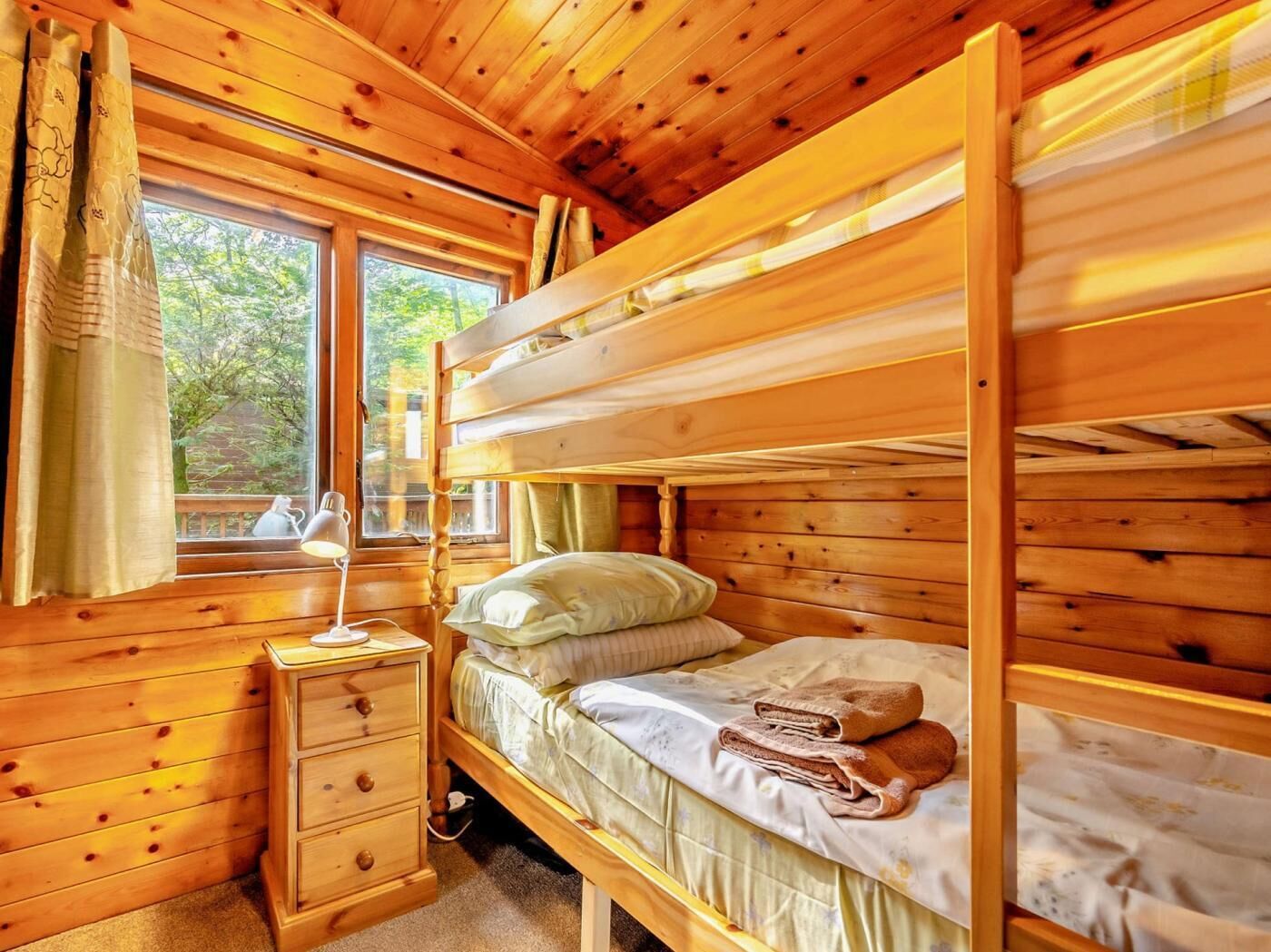 2 bedrooms, travel cot, free WiFi, bed sheets