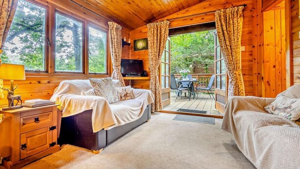 A cabin with a bed, a TV, a desk, and a dining area. - 2 Bed in Ambleside (oc-92240) (Grasmere)