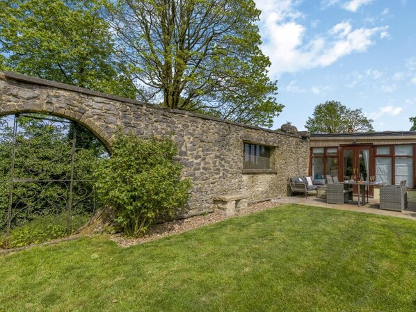 Outdoor dining - 2 Bed in Buxton (oc-91974) (Wormhill)