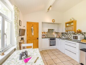 Dishwasher, high chair, cookware/dishes/utensils - 2 Bed in Buxton (oc-91974) (Wormhill)